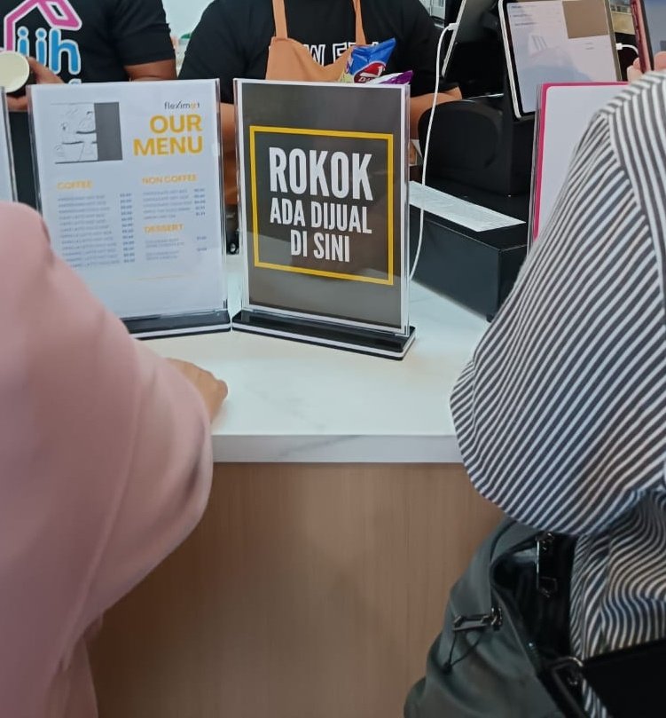Tahniah YB <a href="/rafiziramli/">Rafizi Ramli</a> atas usaha ini.

Hanya tak setuju yang ada produk orang kaya ini dijual di kedai ini. Ia bukanlah barangan harian mampu milik rakyat.

Apatah lagi dipromosi 'ROKOK ADA DIJUAL DI SINI' secara besar-besar di depan kaunter.