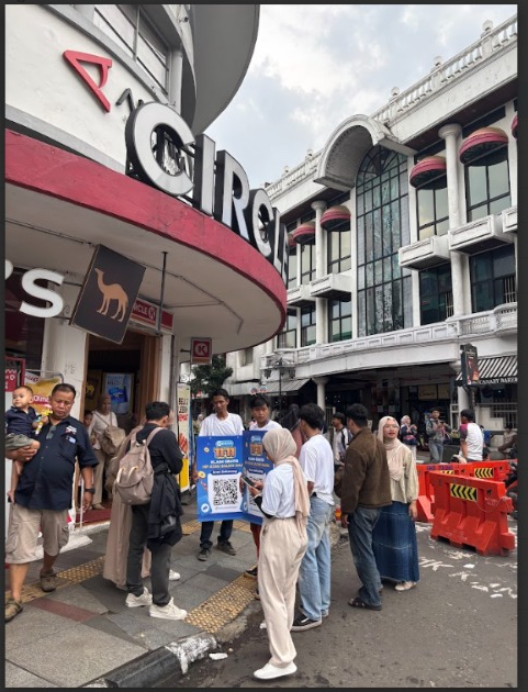 Braga tadi rame bgt sumpah 😭 td di  spjg jalan braga liat orang jalan sambil pake baju ada qr-nya, iseng gue scan eh malah dapet, gokil sih ini. ktanya besok ada lagi sih di braga, terus di blok m jkt juga ada, pada byk yg dpt