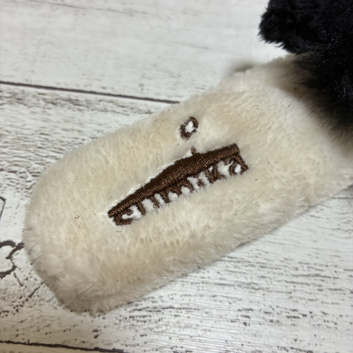 今日届いたsumikaのトートにさっそくいろはつけてたら1日でだいぶ茶色くなった😇
しかもなんかトートポロポロする😭
これ白い服着た時使えないなー🥺