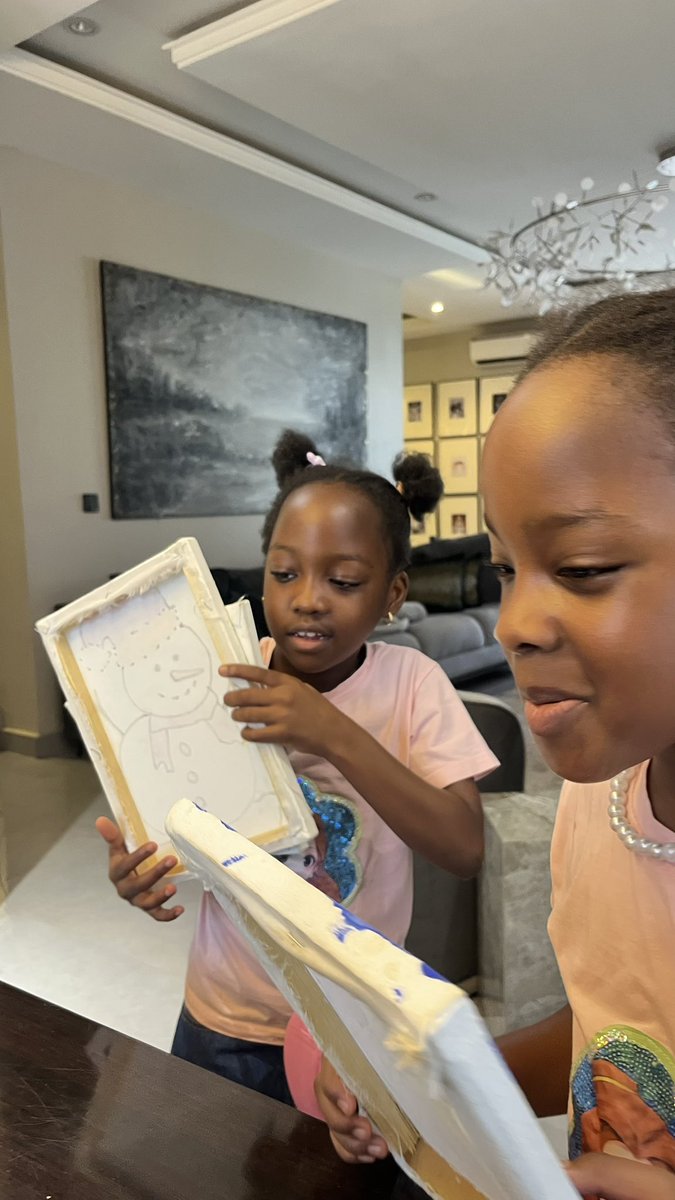 Uncle2Triplets's tweet image. Family time with my girls.

We painted today 🖼️.

I love them sooo much.