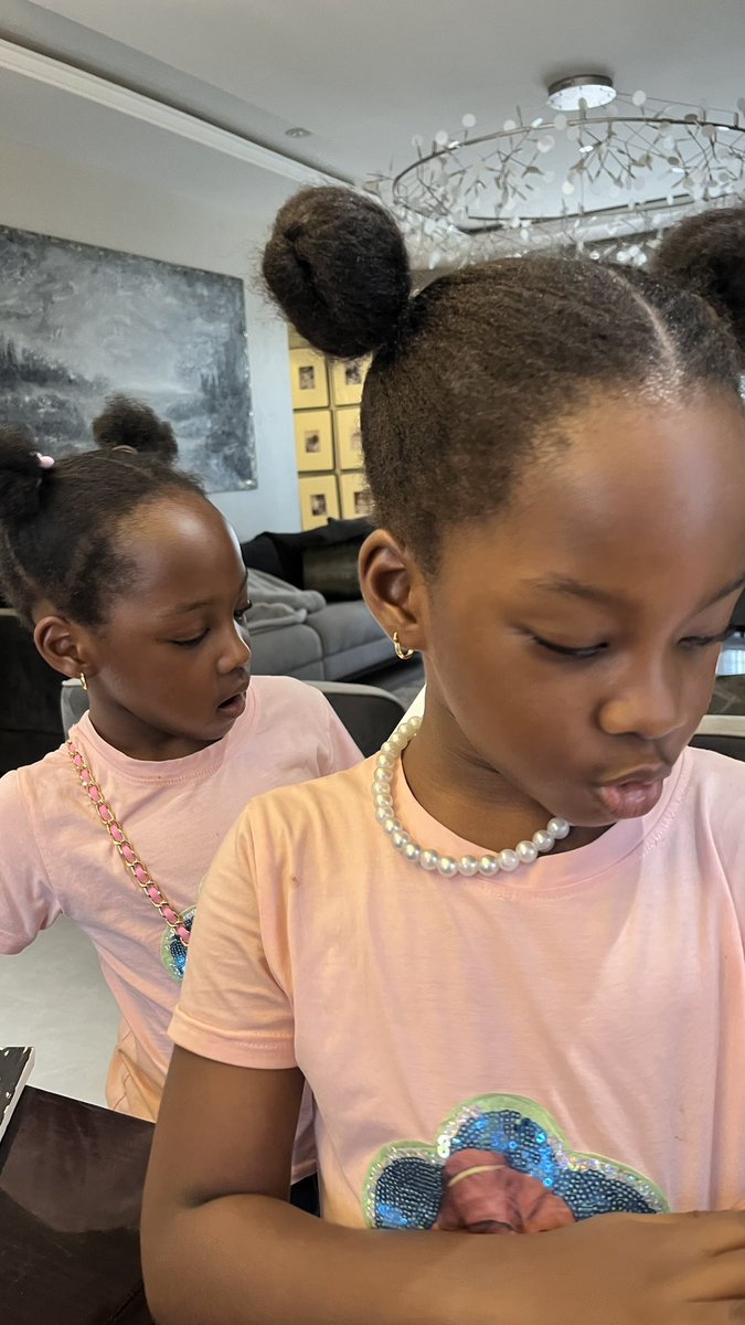 Uncle2Triplets's tweet image. Family time with my girls.

We painted today 🖼️.

I love them sooo much.