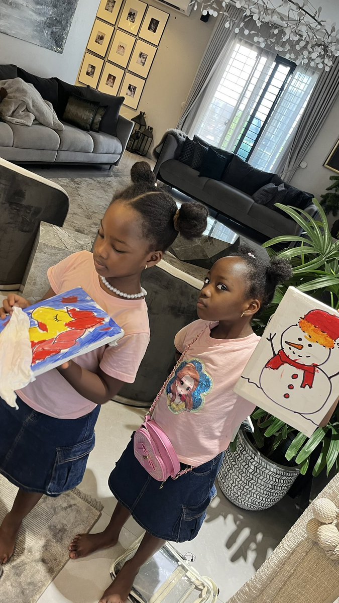 Uncle2Triplets's tweet image. Family time with my girls.

We painted today 🖼️.

I love them sooo much.
