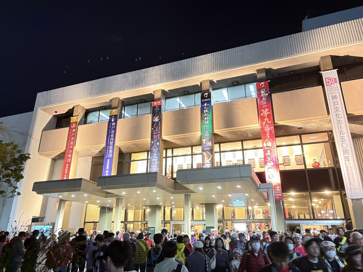 vectoran's tweet photo. ついに…ついに引いた…初の最前列。ホール、ステージ低め、バミリ目の前、ガッツリライブ形式、ガチ曲たち、マジで真正面にももクロたち、ついに来た。 https://t.co/ff9t2OLr2t