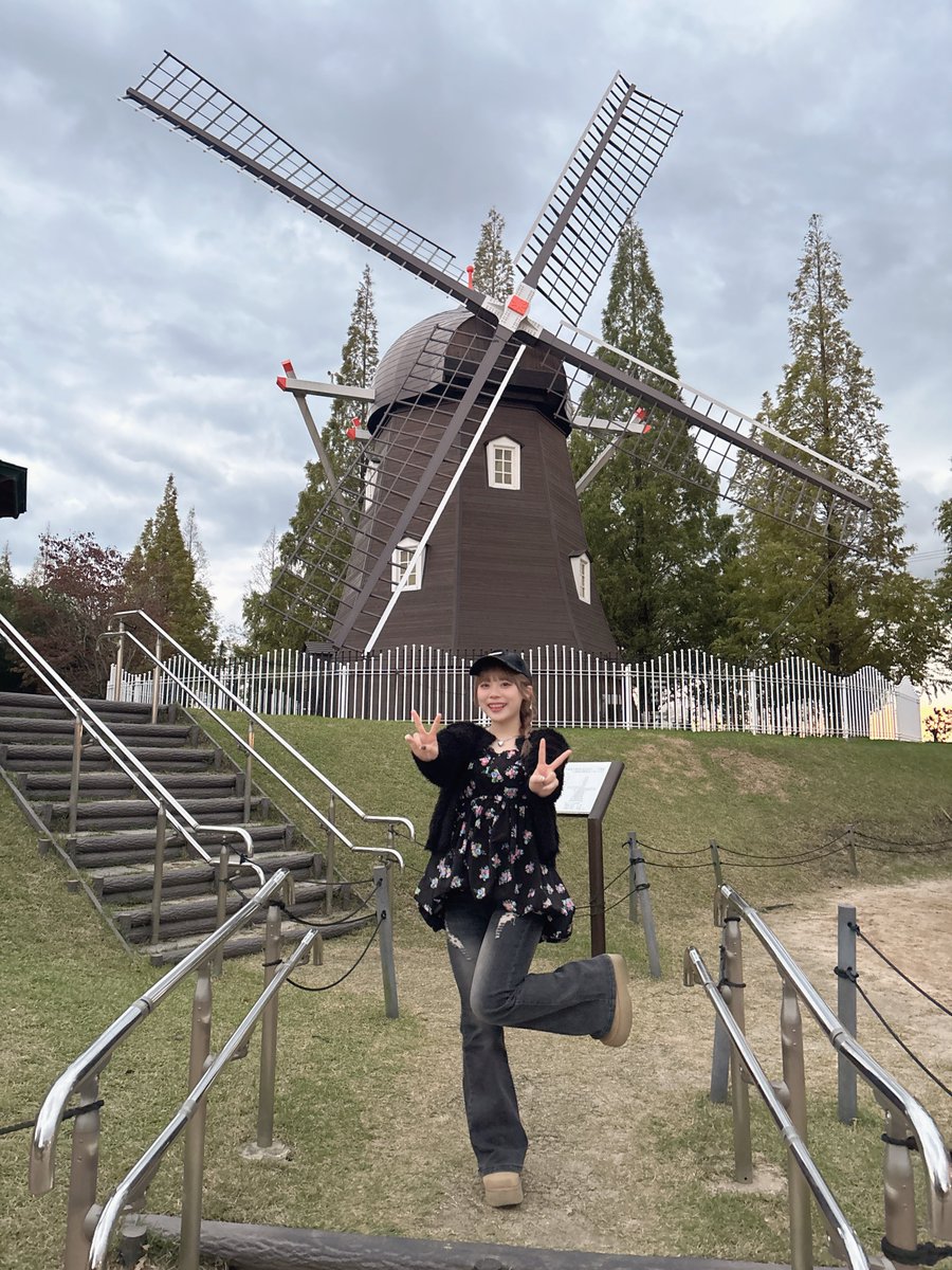 ステージ後はデンパークでたっぷり遊んできました🎃♡
メルヘン号がハロウィン仕様になっていたり、風車の方までお散歩しに行ったり🐾
ソーセージもジェラートもいただいて満喫したよ〜〜!!🍃
インスタにも色々載せたのでみてね ·͜·♡
▷instagram.com/p/DQgxo9pE515/…
