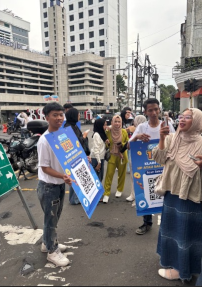 FrengAfi's tweet photo. orang Bandung mah kreatif bgt 😭 td di braga rame pake baju yg ada barcodenya, pas gue scan dapet hadiah woy, katanya besok adalagi, coba aja kalian dtgin https://t.co/7NCrbWEHBw