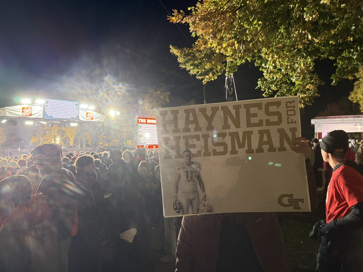 4:30 a.m. alarm.
Poster board in hand.
Mission almost accomplished.

#HaynesForHeisman 👑🐝