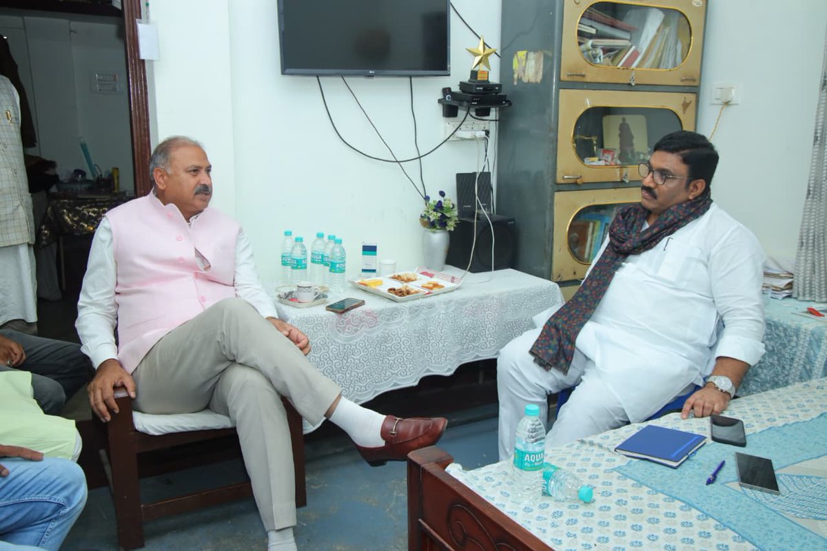 mdchopdarinc's tweet image. 📍 बहादुरगंज विधानसभा बिहार 

बिहार विधानसभा चुनाव हेतु आज मेरे प्रभार क्षेत्र बहादुरगंज पहुंचकर कांग्रेस उम्मीदवार प्रोफ़ेसर मुसव्विर आलम जी से मुलाकात की। उनकी सादगी, जनसेवा के प्रति समर्पण और संगठन के प्रति निष्ठा सच में प्रेरणादायक है।

आलम साहब से मुलाकात के बाद उनके…