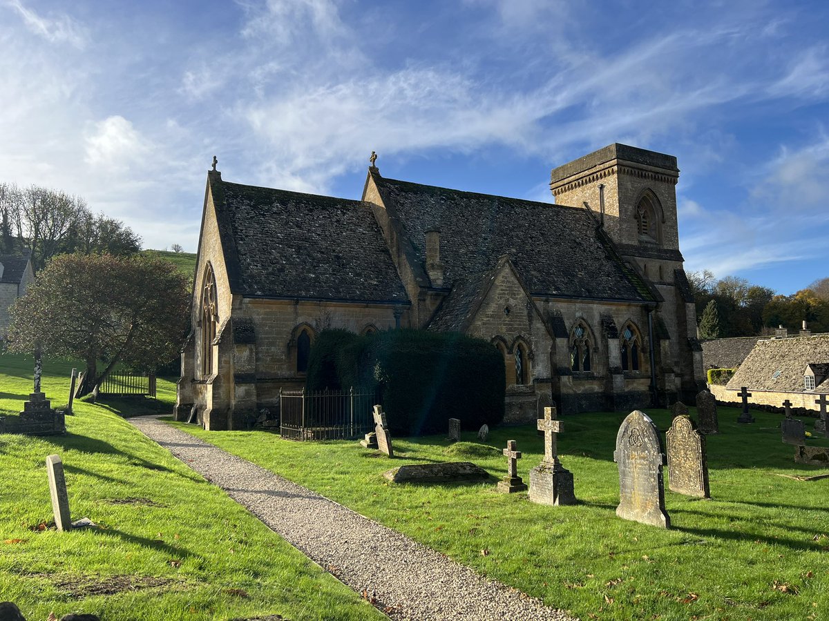 En Cotswolds (campiña inglesa)

Anoche cerré la trama de Mara Turing Infantil 2 y avancé con el séptimo (y último) libro de la saga original.

Y no hay mejor sitio para reflexionar sobre los dilemas tecnológicos que en un área donde no hay cobertura. Conexión total con lo