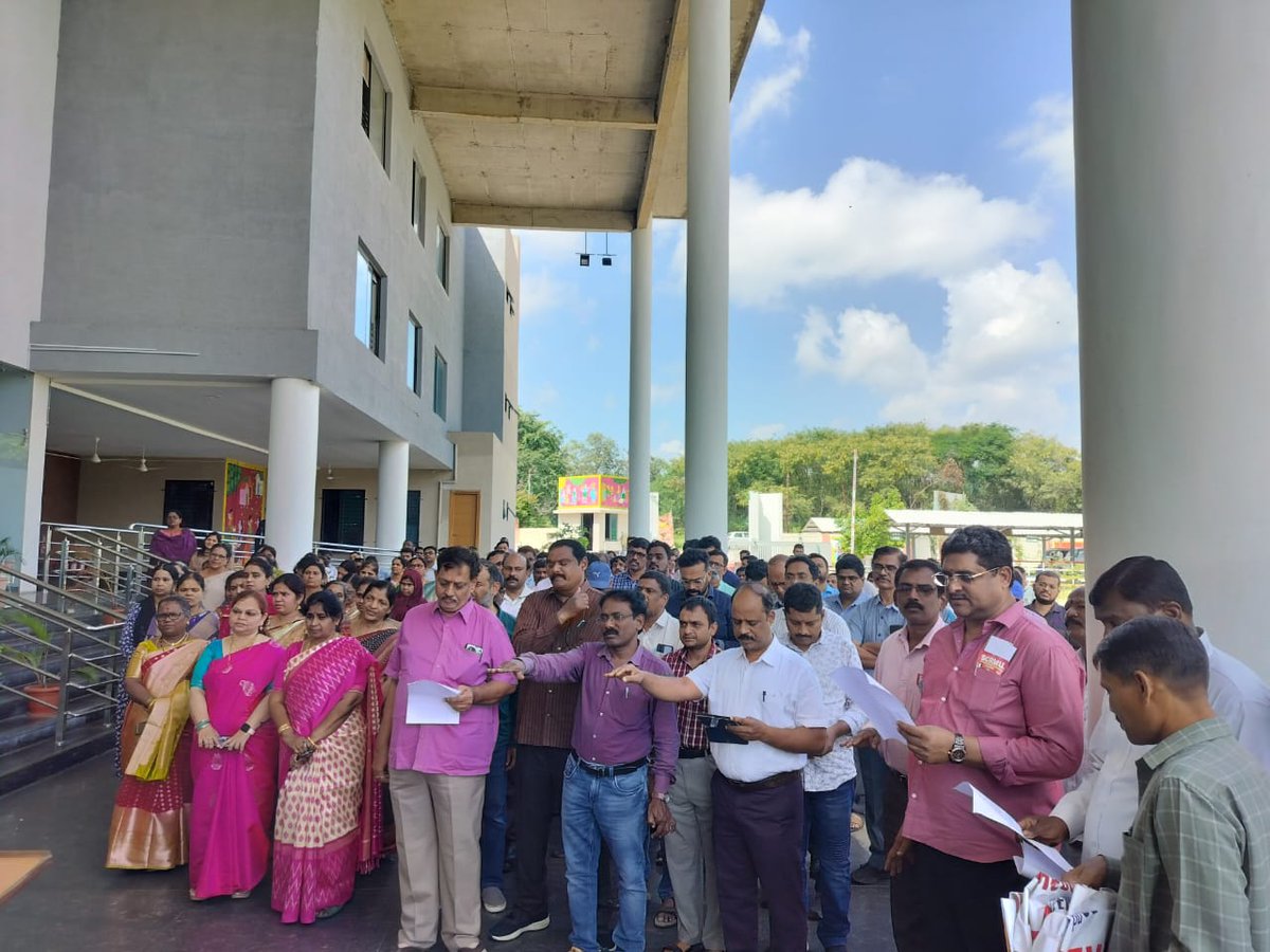 cwslgds's tweet photo. Honouring Sardar Vallabhbhai Patel 🇮🇳
CWS/Lallaguda's officers, supervisors &amp; staff took the #UnityDay pledge on 31st Oct at the New Administrative Building, Carriage Workshop
#RashtriyaEktaDiwas https://t.co/cGRaC0vG39