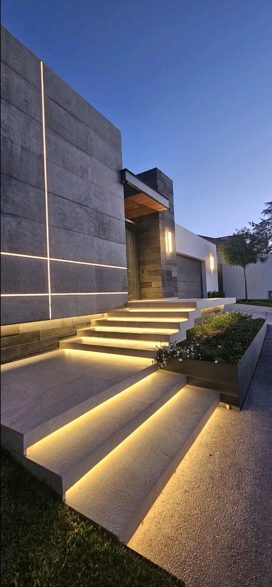 الإضاءة المخفية في الممرات والدرج الخارجي تعطيك جمالية فاخرة وأمان في نفس الوقت!

تبرز خطوط التصميم بدون تشويش بصري

تقلل التعرّض المباشر للضوء

تضيء الأرضية بشكل ناعم وآمن
خيار مثالي للفيلات والمداخل المسائية.
وش رايك فيها؟