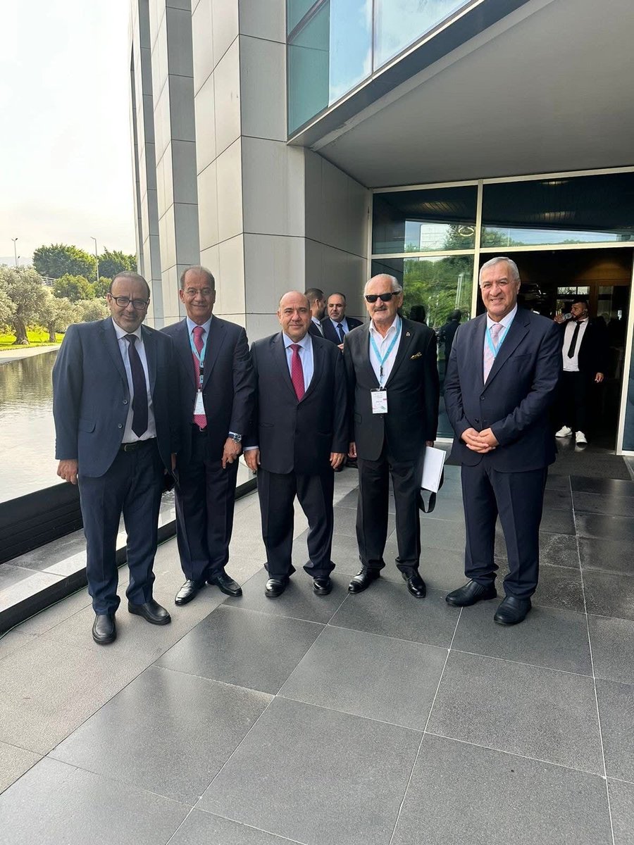 مع عدد من المشاركين من الاردن في الدورة الحادية والعشرين لـ”ملتقى الإعلام العربي” برعاية رئيس الجمهورية العماد جوزاف عون ويظهر في الصور معالي فيصل الشبول وزير الاعلام السابق وعطوفة زيد النوايسة امين عام وزارة الاتصال الحكومي والفنان القدير زهير النوباني والمنتج محمد المجالي.