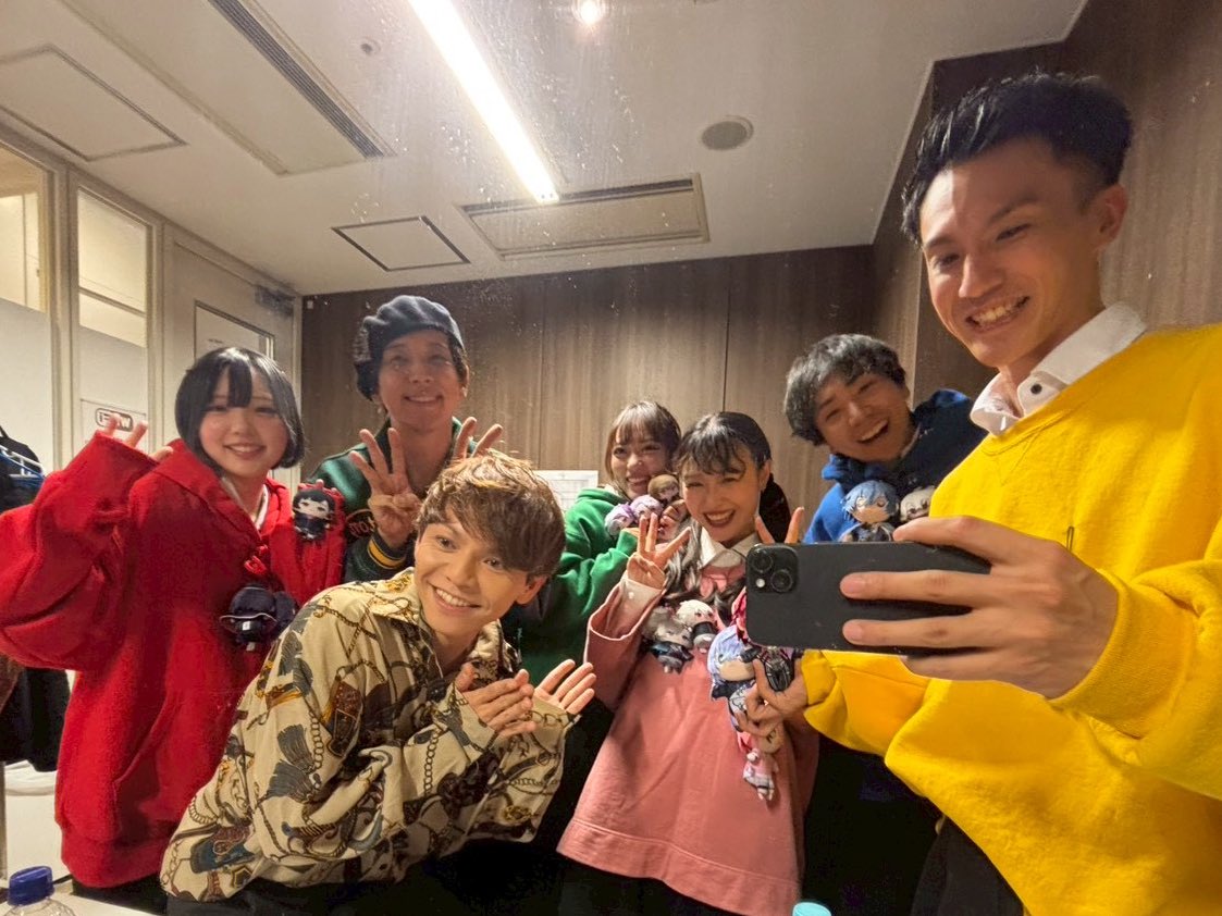 anon_4awase's tweet photo. ステージと裏の写真📸

楽屋では大声で布教活動しまくってしまい大変申し訳ございませんでした🙇‍♀️ https://t.co/F8ZSVReyVJ