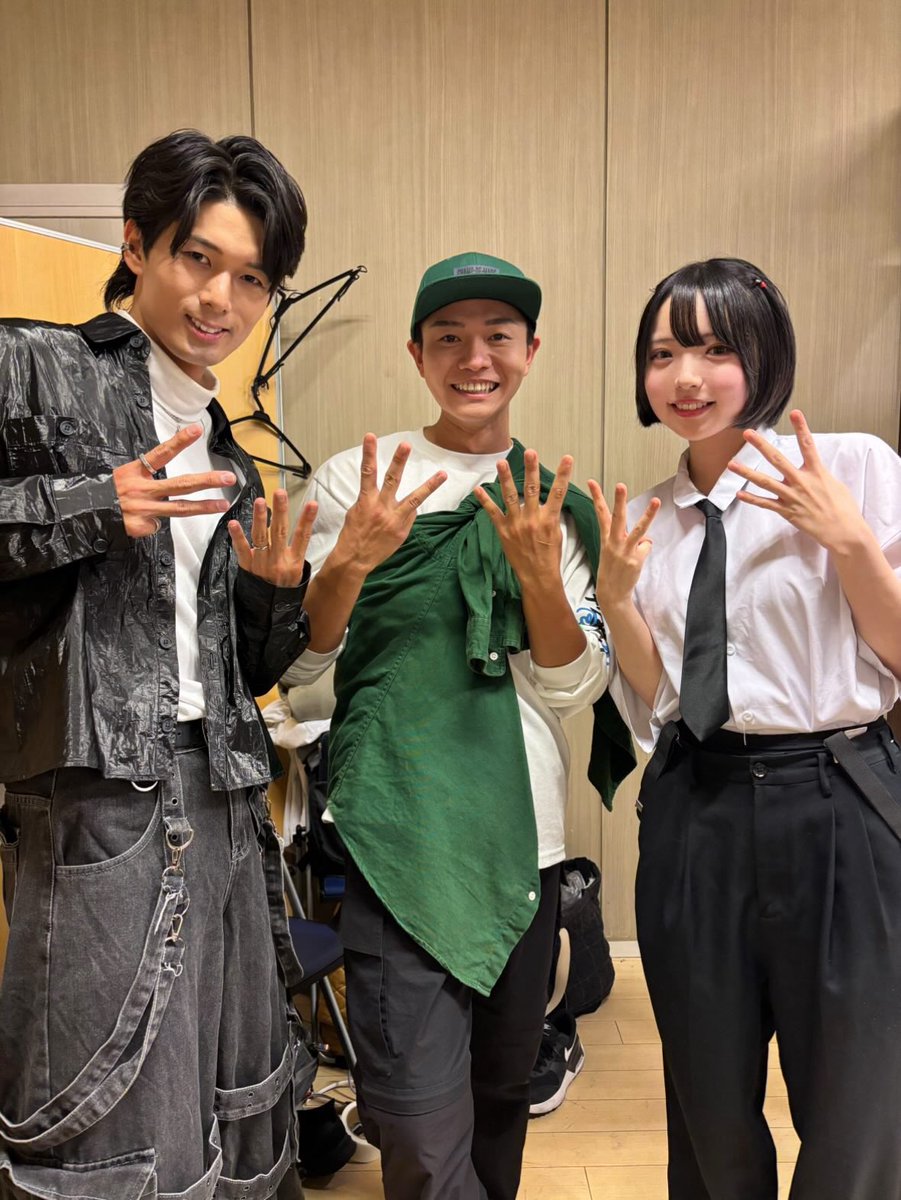 anon_4awase's tweet photo. ステージと裏の写真📸

楽屋では大声で布教活動しまくってしまい大変申し訳ございませんでした🙇‍♀️ https://t.co/F8ZSVReyVJ
