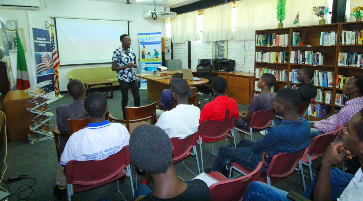 Ds le cadre de la #SemaineEMI2025,@EdukMediaBi a échangé avec ls jeunes à l’#AmericanCornerKamenge sur le rôle de l’#EMI face aux désordres informationnels.
👉 L’IntelligenceArtificielle doit rester un outil d’accompagnement,pas un danger pour l’humain.
#MediaLiteracy# #AI #