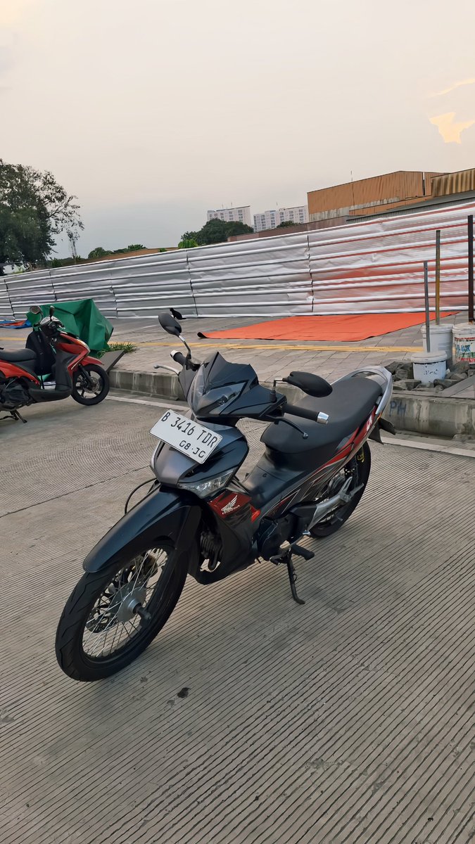 ubingggg's tweet photo. motor pertama hasil keringet sendiri, motor pertama atas nama sendiri, gapunya cicilan bertaun", bukan motor terbaru, tapi setia nganter buat kerja (tapi jajan nya yang mahal), tanpa trouble. motor yang masuk sejarah hidup, hampir setara sama REDVELPET(motor perjuangan) https://t.co/vnbGWDJT7b