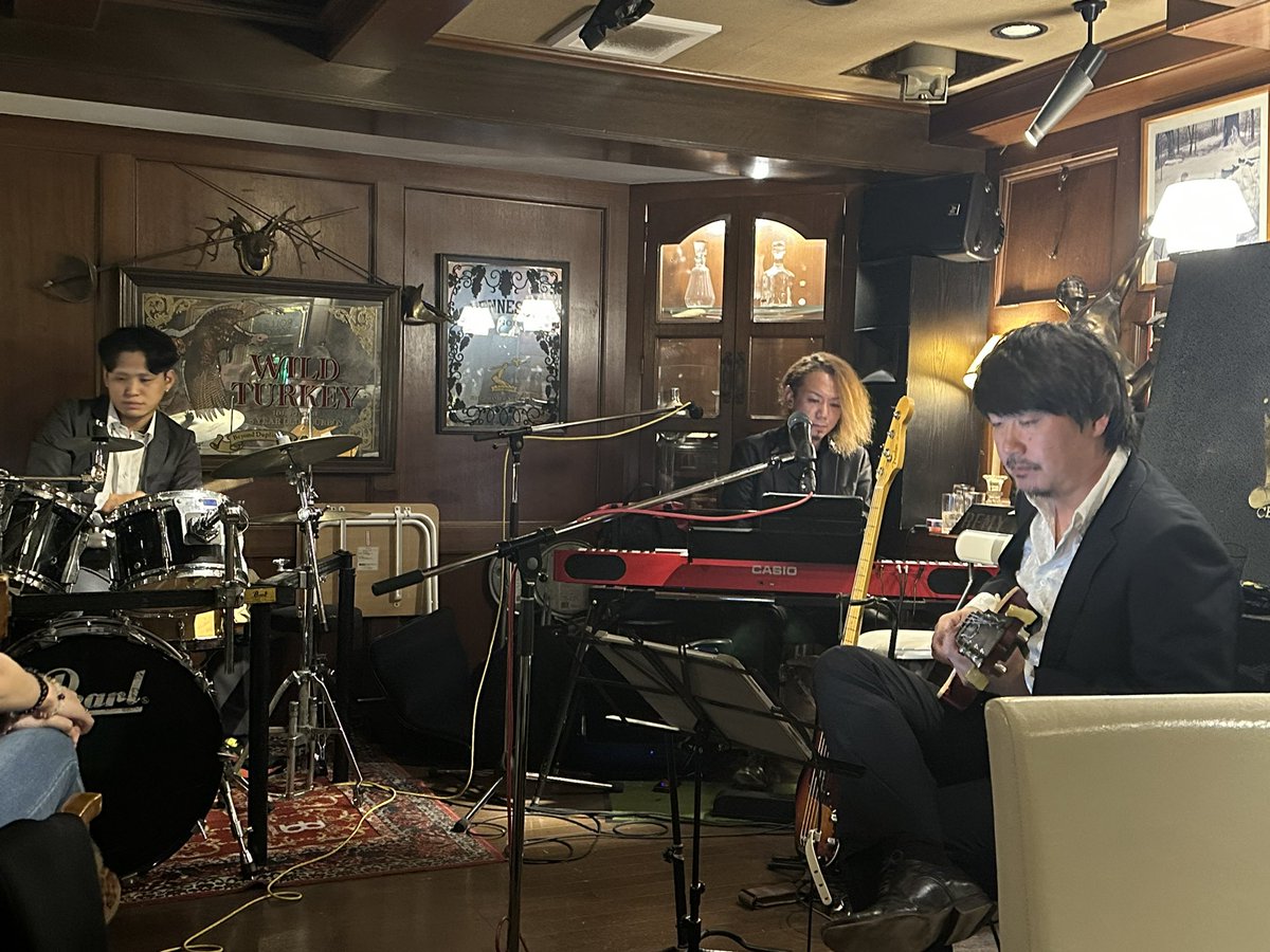 elli_tea's tweet photo. 2025/11/1(土)なんばケントでJUGENメンズセッションでした🎸🎹🥁
OAは待望のflower allergy🤣
メインのJUGENメンズは、なんと全員スーツ姿‼️超〜カッコ良かったです😆
JUGENの曲や松本さんのソロ曲、カバー曲も聴けました。
笑いすぎて顔痛い🤣
#JUGEN
#松本ハルキ さん
#つっつ さん
#epay さん https://t.co/r8ZRE4K5Jq