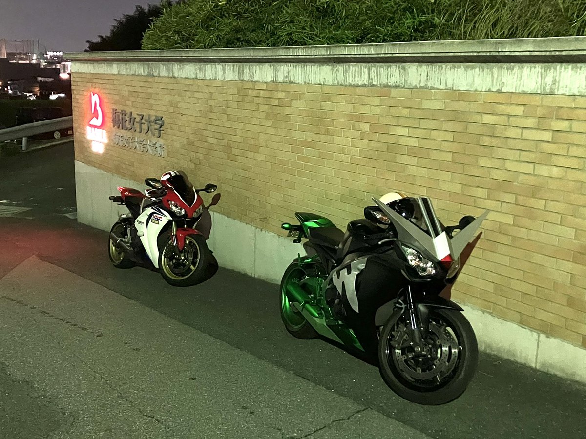 halfboiled_6's tweet image. 梅花女子大学
桐山漣さんのトークイベント行ってまいりました
質問読まれると思わなかったし
会話できると思ってなかったし
最後帰られる際
スタッフさんや大学さんのご好意で
バイク置かせてもらってて待ってたら
帰りのお車から漣くんがバイクみて
窓から手を出して👍してくれたから
もう感無量😭