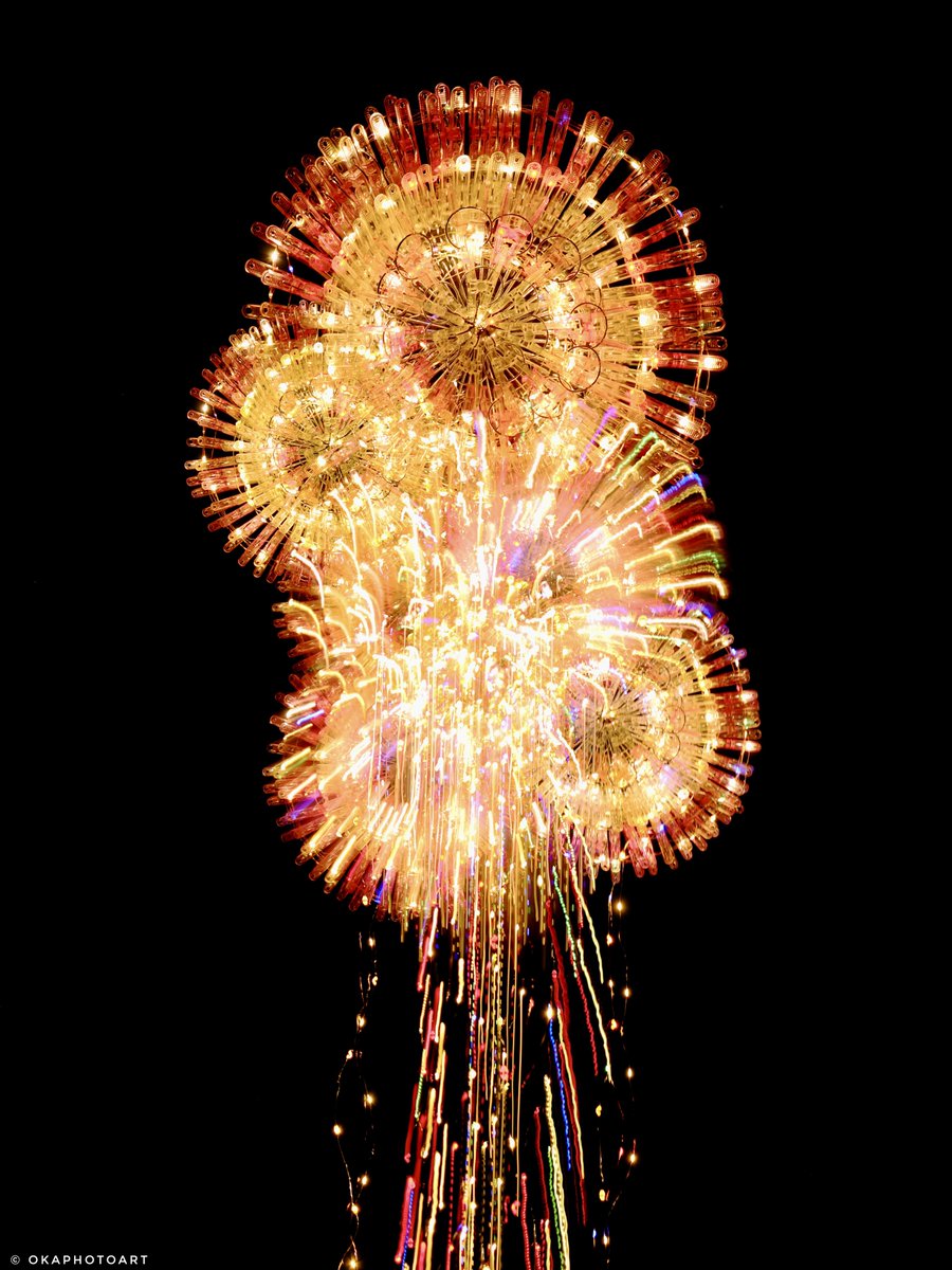 花火の音がしない洗濯バサミの花火です🎆

洗濯バサミで作った花火をカメラ内の「多重露出」機能で撮影しています📸土浦全国花火競技大会でも、色んな花火が打ち上がると思います。最近ではドローンによる花火表現もありますよね？

洗濯バサミとカメラでの花火表現も
楽しんでもらえたら嬉しいです☺️