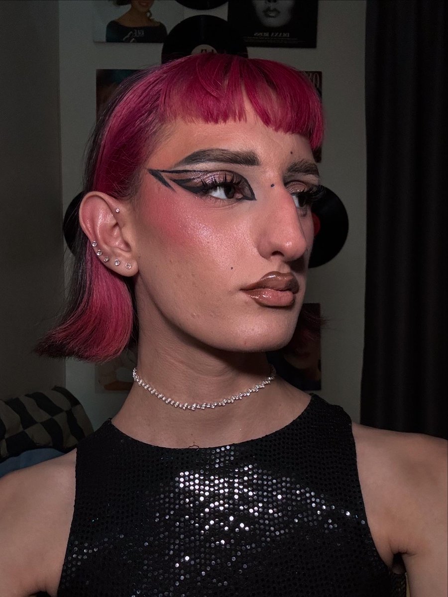 bamboo_camelleo's tweet image. Un regard qui ne laisse rien au hasard ⚡
Makeup powered by glitchbeauty 💋qui me donne une attitude glitchée
#glitchbeauty #makeupartist #avantgardemakeup #boldlook #euphoriavibes #makeupinspo #expressyourself #FierceEnergy #beautyglitch #creativemakeup #editorialmakeup #makeup