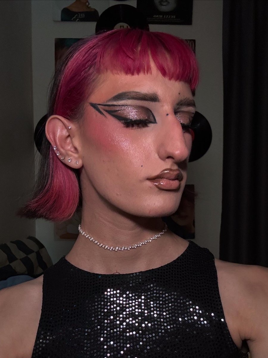 bamboo_camelleo's tweet image. Un regard qui ne laisse rien au hasard ⚡
Makeup powered by glitchbeauty 💋qui me donne une attitude glitchée
#glitchbeauty #makeupartist #avantgardemakeup #boldlook #euphoriavibes #makeupinspo #expressyourself #FierceEnergy #beautyglitch #creativemakeup #editorialmakeup #makeup