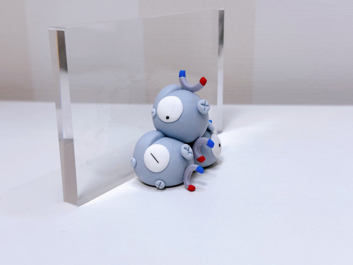 ガラスにもたれかかるレアコイル作りました🔅