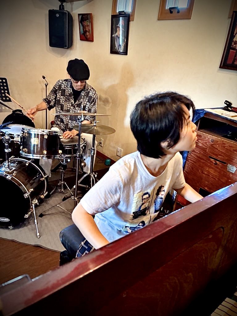 11/2(日昼)@南与野Jazzmal
めぐたろう duo
13:30open 14:00start
MC2000円 (ﾐﾆﾏﾑｵｰﾀﾞｰ1000円)

皆さまのお越しを、
お待ちしております✨

#megtaro
#めぐたろう
#南与野
#jazzmal
#pianodrums