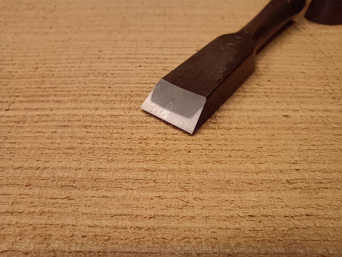 先日の5分鑿
新品同様でラッキーと思っていて簡単に消える錆だと思っていたら意外と深かった…
軽く押していろいろ考えて切ったのだが希望するかたちにはならず😣
まぁ想定内ではあったからヨシとしよう😆
長弘の角打ち持ってないけど画像見てまわると似てる気もする