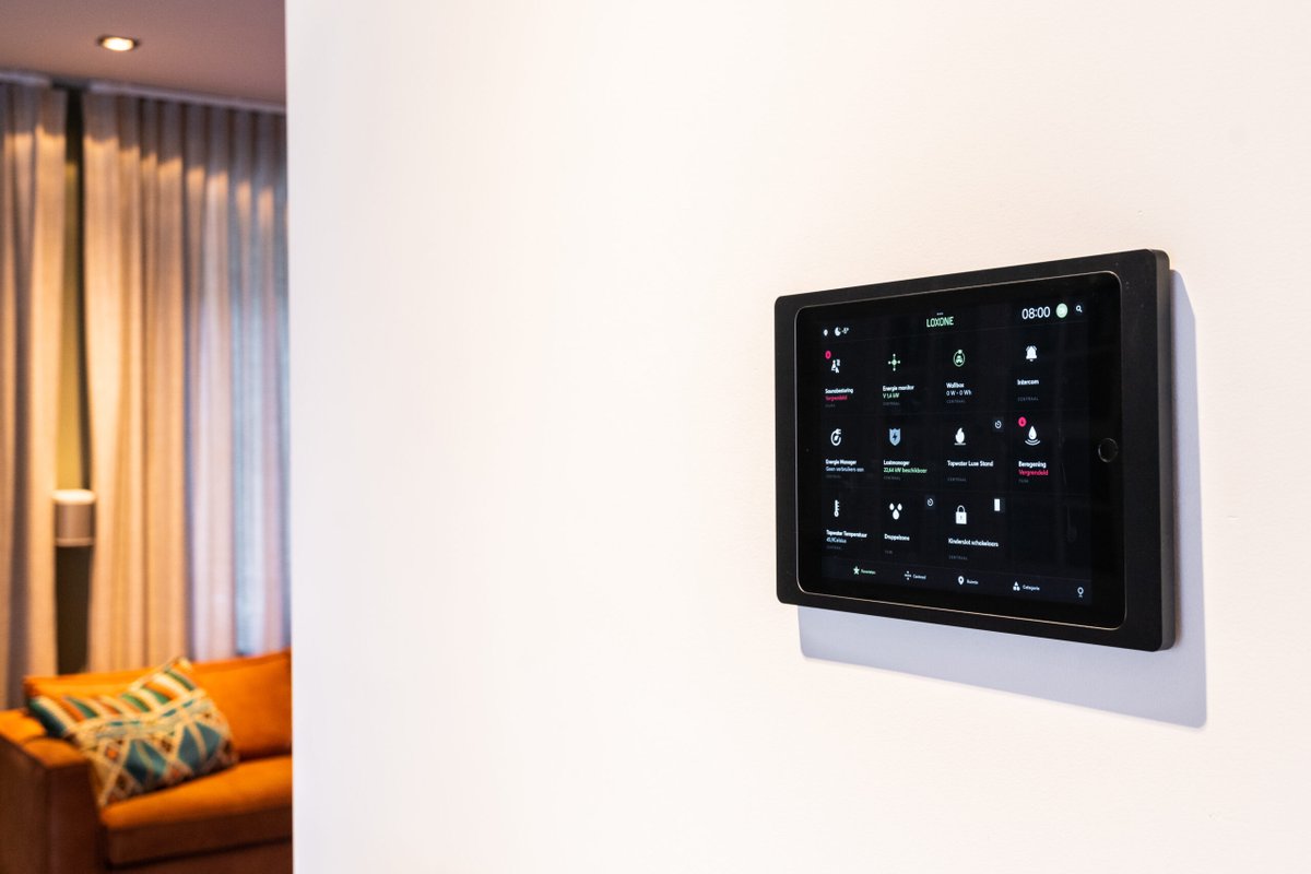 LoxoneUK's tweet image. In this detached home, Loxone technology creates a living environment that’s both comfortable and efficient. 

👉 Read the full story: bit.ly/49sog8e 

#Loxone #SmartHome #BuildingAutomation #HomeAutomation #EnergyEfficiency #LoxoneReference