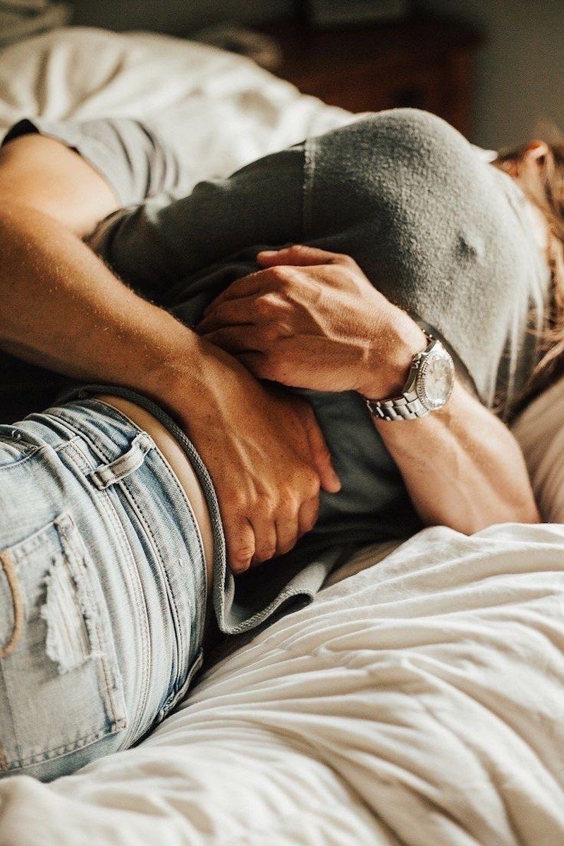 Te quiero, sin excepciones, 
sin listas de espera, 
sin condiciones. 
Te quiero porque existes, 
porque cuando te miro 
el mundo deja de tener bordes.
Te quiero cuando no eres 
tan fácil de querer. 
Te quiero y te querré más, 
porque el amor verdadero 
no busca días perfectos,