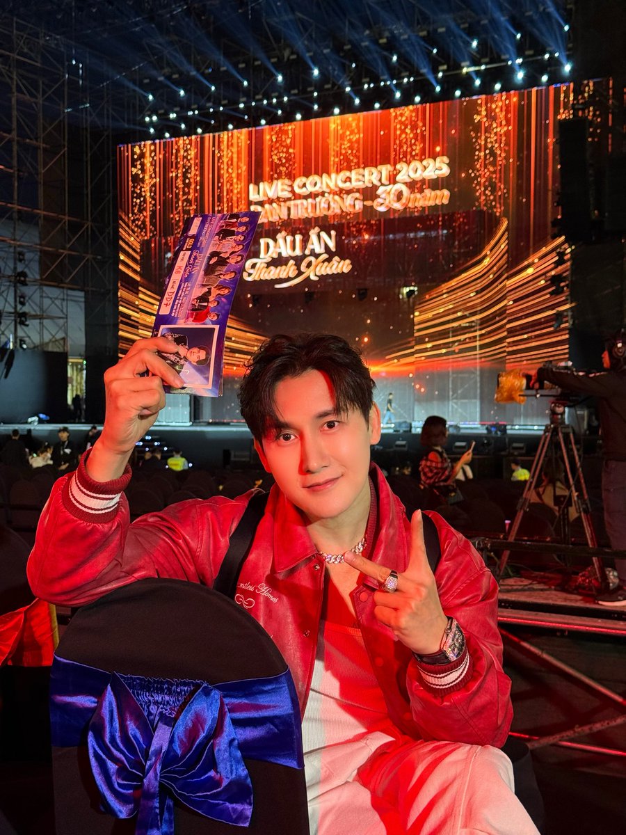jaytrantanphat's tweet photo. Wearing basic clothes but still looks good in Dan Truong's live show https://t.co/tpdbRi3ZII