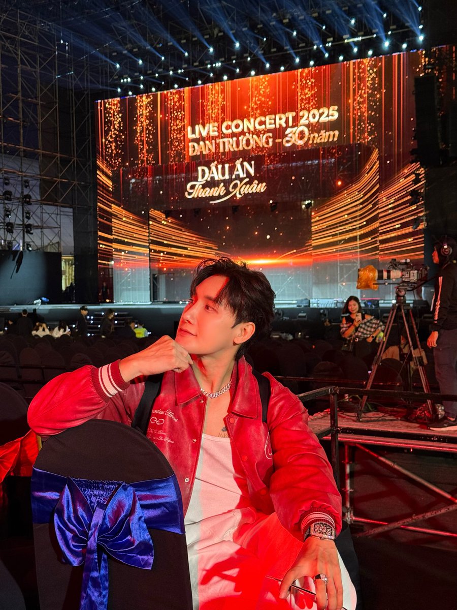 jaytrantanphat's tweet photo. Wearing basic clothes but still looks good in Dan Truong's live show https://t.co/tpdbRi3ZII