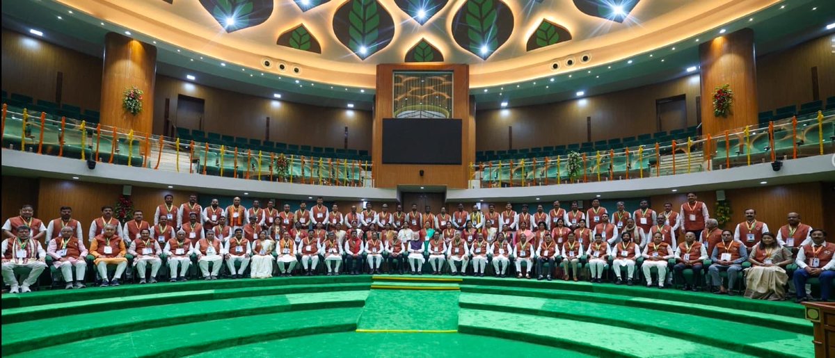 ChhattisgarhCMO's tweet image. छत्तीसगढ़ विधानसभा के नए भवन के लोकार्पण अवसर पर प्रधानमंत्री श्री नरेंद्र मोदी जी के साथ छत्तीसगढ़ विधानसभा के समस्त सदस्य

📍नवा रायपुर

#RajatMahotsavWithModiJi
#CGRajyotsav2025
#CGRajatMahotsav