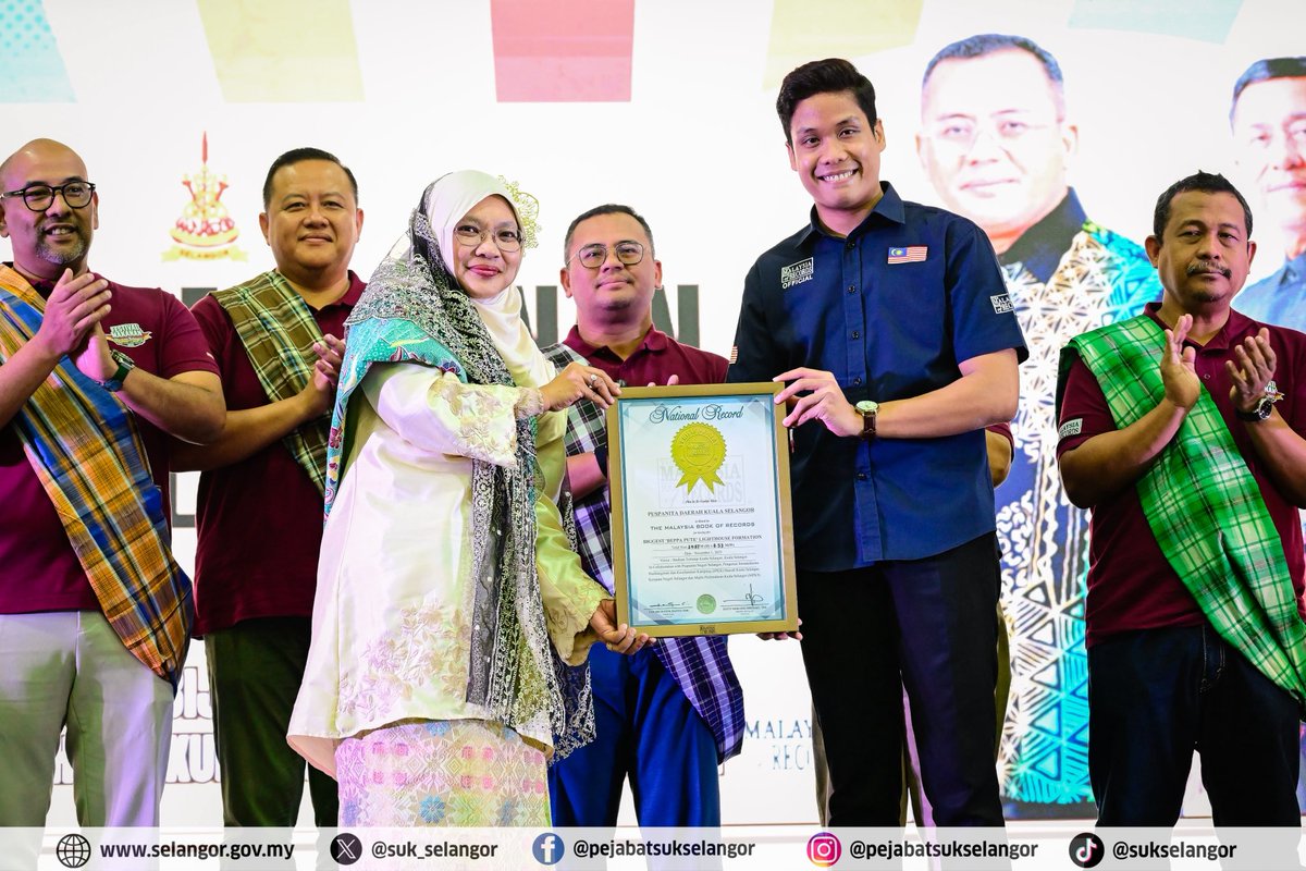 YAB Dato’ Seri Amirudin bin Shari, Dato’ Menteri Besar Selangor telah hadir menyempurnakan majlis yang telah berjaya mencipta sejarah di dalam Malaysia Book of Records yang dicatatkan di Festival Makanan Warisan Selangor 2025 di Kuala Selangor.
