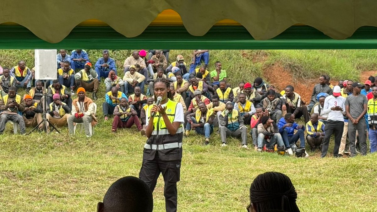 Kgl_Yvolunteers's tweet photo. 1/2 As we close the month of volunteer service, the Youth Volunteer Coordinator in the @CityofKigali,Madam UWITONZE Alexia, together with the head of Community Policing, ACP Teddy Ruyenzi,Vice Mayor @Urujeni1, joined youth volunteers from @Nyarugenge in a community work activity https://t.co/FdvAYu5sSG