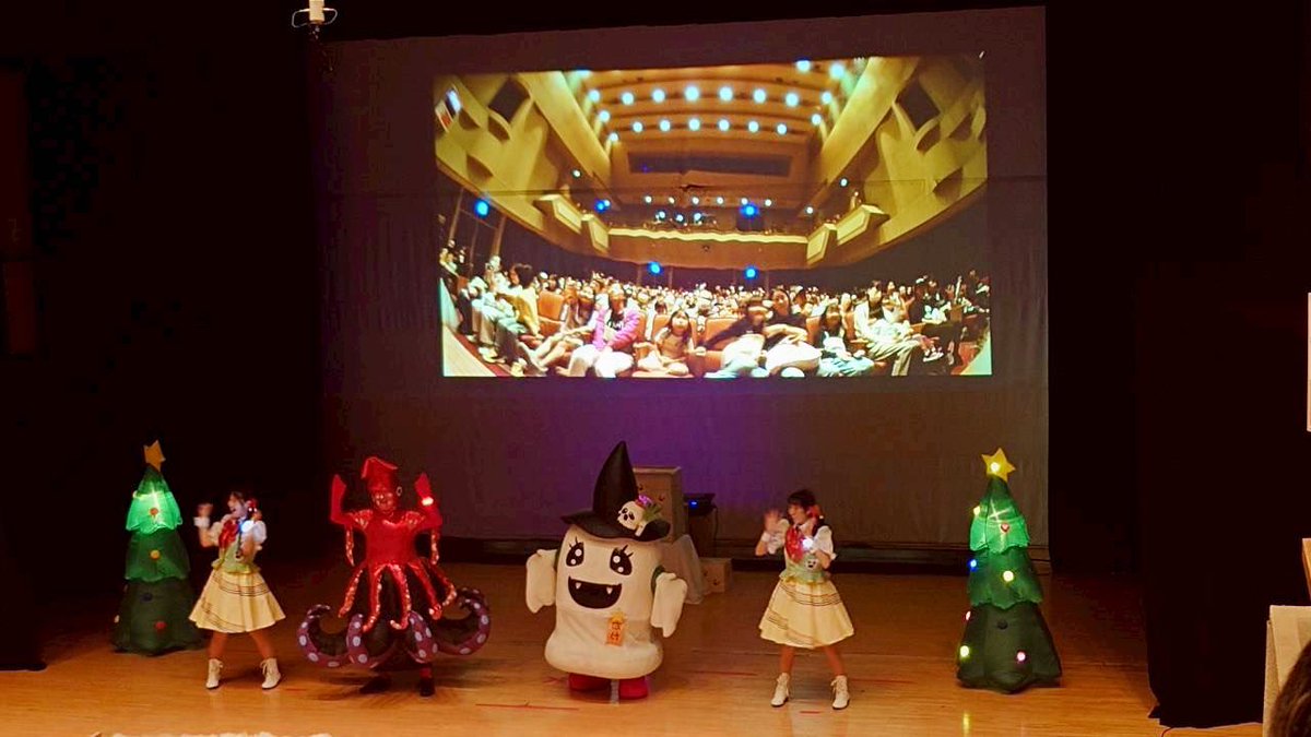 満員をおおきくこえりゅことができたので、きゅうきょ2公演やらせていただいたんだばけ〜ヘ(・。・ヘ)♡わ〜

あそびにきてくれたみんな〜どうもありがとうなんだばけ〜ヘ(・。・ヘ)♡

ばけキラリ〜ンのまほうで、これからもみんなとたのしくしゅごすんだばけ〜ヘ(・。・ヘ)♡やったやった〜