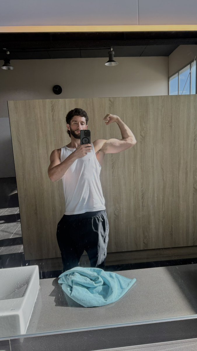 Vasks_'s tweet image. El desarrollo de mi arco de personaje incluye sábados de brazo🤓