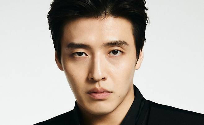 tang__kira's tweet photo. Tahun ini Kang Haneul udah rilis 6 project? 

Kang Haneul cerita bahwa project-project itu udah syuting sejak bertahun-tahun lalu, kebetulan aja rilisnya tahun 2025 semua.

Kang Haneul ngerasa dia ga seganteng Cha Eunwoo, badannya juga ga sefit Kim Youngkwang, jadi dia biasanya mainin karakter yang biasa-biasa aja.

Kang Haneul ngerasa orang-orang tuh suka sama dia karena kaya liat rumput aja, gampang dilihat, tidak seperti bunga yang terlihat menonjol

https://t.co/fBjg4U19Mq