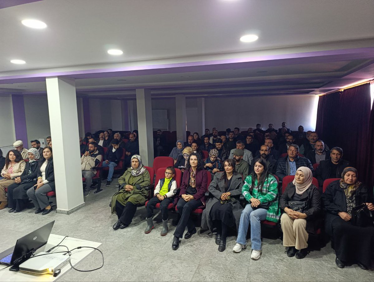 Kela berxwedanê
Hêlîna şoreşê
Raperîna jinên serhildêr
Nîşaneya serhildanê ye #kobanî

Kobanî neket û  tu caran jî nakeve!!

1'êmijdarê roja hevgirtina #Kobanî ya Cîhanê li hemî gelên azadîxwaz  û li jinên şoreşger pîroz be.