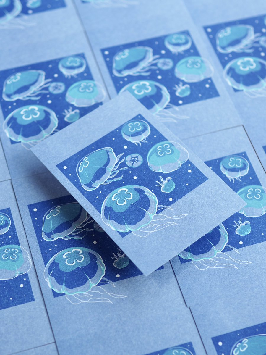 今年作った2作品を
リソグラフでポストカードにしてみました🙌
めちゃくちゃ発色良くとても良い仕上がりになっています！
#デザフェス62  にも持って行きます！

今回も
レトロ印刷さんに印刷してもらいました😆