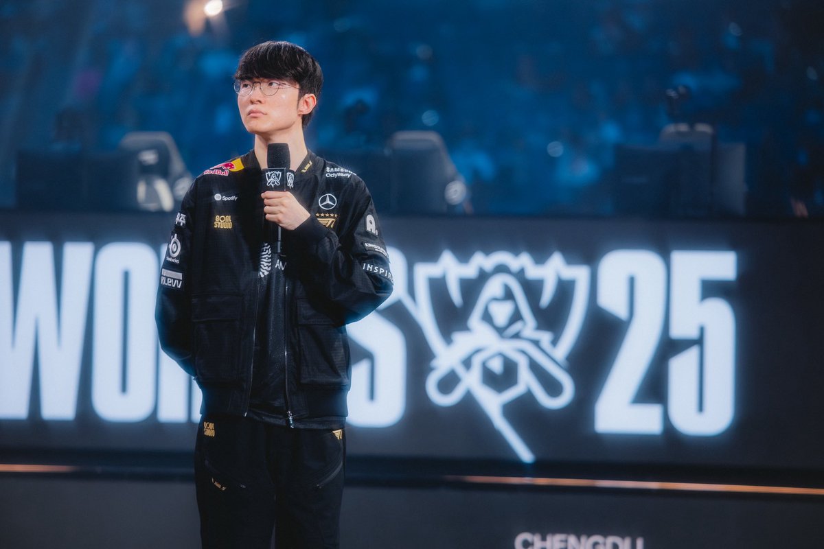 무대에서 인터뷰 중인 LCK 대표 선수