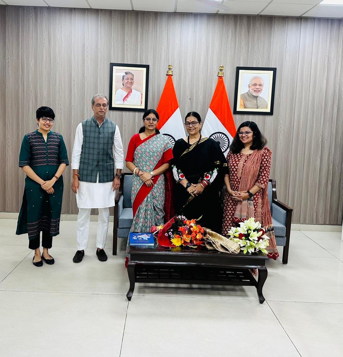 आज नई दिल्ली स्थित आवास पर विभिन्न स्थानों से आए हुए आगंतुकों से भेंटकर उनकी समस्याएँ सुनीं।