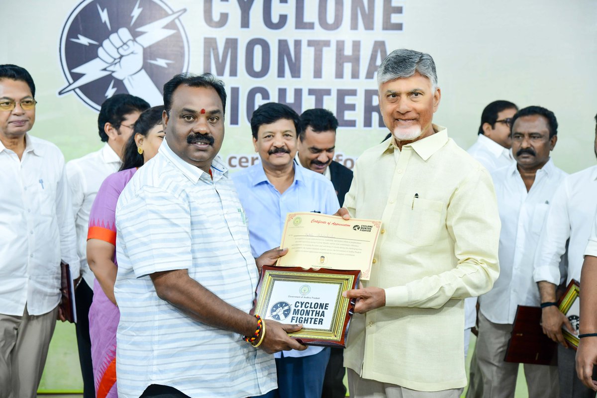 BattulaBalarama's tweet image. రాజానగరం నియోజకవర్గ అభివృద్ధికి అహర్నిశలు కృషిచేస్తూ మొన్న వచ్చిన మొంథా తుఫాన్ కి ‌రాజానగరం నియోజకవర్గంలో విపత్తు సమయంలో ప్రజలను అప్రమత్తం చేసి, 24 గంటల పాటు వర్షం పడినప్పటికీ ఎలాంటి ప్రాణ నష్టం, ఆస్తి నష్టం జరగకుండా ముందు జాగ్రత్తలు తీసుకున్న రాజానగరం నియోజకవర్గం శాసనసభ్యులు…