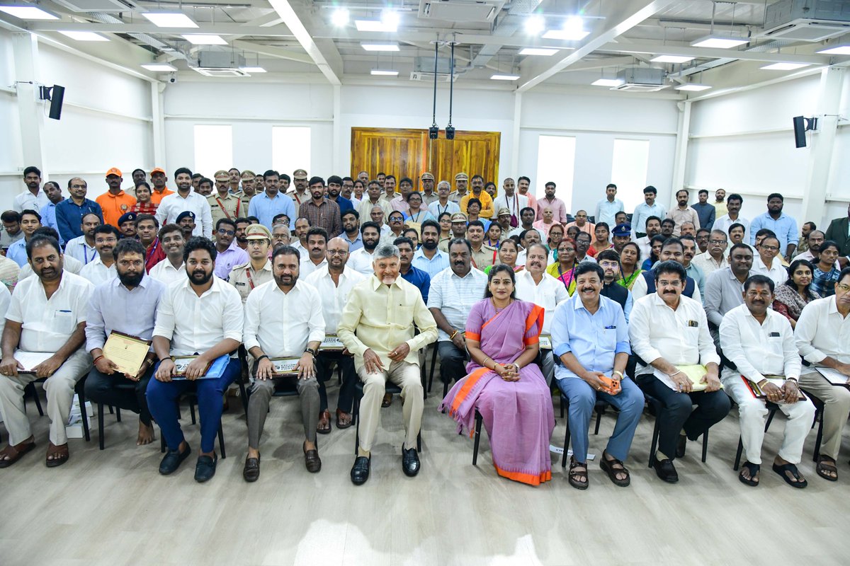 BattulaBalarama's tweet image. రాజానగరం నియోజకవర్గ అభివృద్ధికి అహర్నిశలు కృషిచేస్తూ మొన్న వచ్చిన మొంథా తుఫాన్ కి ‌రాజానగరం నియోజకవర్గంలో విపత్తు సమయంలో ప్రజలను అప్రమత్తం చేసి, 24 గంటల పాటు వర్షం పడినప్పటికీ ఎలాంటి ప్రాణ నష్టం, ఆస్తి నష్టం జరగకుండా ముందు జాగ్రత్తలు తీసుకున్న రాజానగరం నియోజకవర్గం శాసనసభ్యులు…