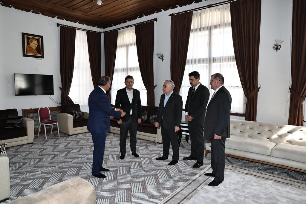 Valimiz Sn. Yılmaz Şimşek, Gürün ilçe ziyareti kapsamında;

✅ Somuncu Baba Değirmeni
✅ Ulu Cami
✅ Gürün Belediyesi Hanımlar Evi
✅ Fuat Orhanoğlu Konağı
✅ Hasan Hüseyin Korkmazgil Şairler Evi'ni ziyaret etti.

Valimiz Şimşek, Gürün’ün tarihi, kültürel ve sosyal dokusunu