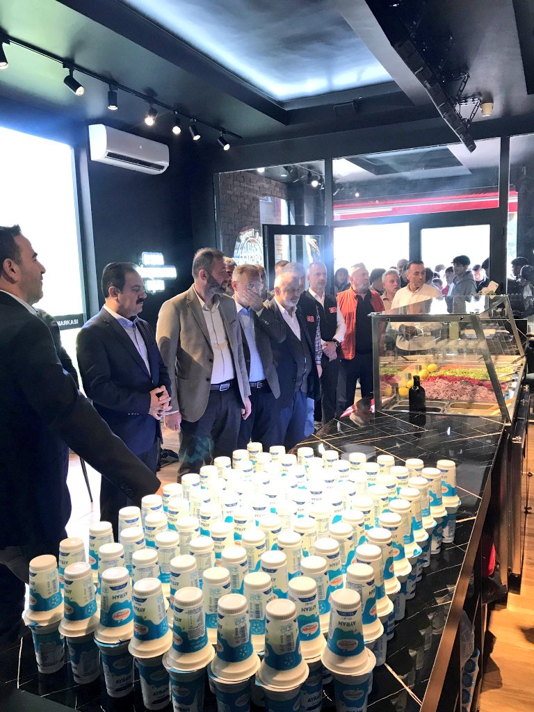 Kaymakamımız Dr. Soner ŞENEL,  Kreuzberg City Döner Başiskele Şubesinin açılış törenine katıldı.
İlçemizde hizmete başlayan işletmeye hayırlı kazançlar diler, açılışın Başiskele’mize hayırlı olmasını temenni ederiz.