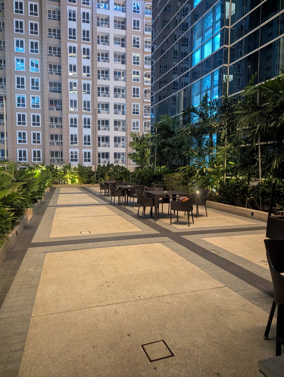 Umising's tweet image. ボホールから無事にホテルに戻り、帰国の支度を始める前に、最後になるデイタイムの喫煙所に来た。
この場所にとっても癒されていた。
ビルの隙間から上を見上げると、小さな窓枠から見えるような切り取られた青空が私は好きで、晴れた日にはいつも見上げました。
戻ってくるのが楽しみだ。