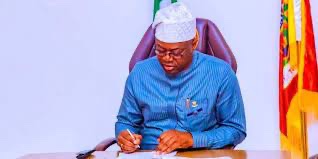 NigeriaStories's tweet photo. BREAKING NEWS: The Oyo State Government, on Friday, officially handed over 90 hectares of land to the Federal Government for the construction of the proposed Moniya Inland Dry Port in Ibadan, the state capital. https://t.co/o9hvAvDn7Z