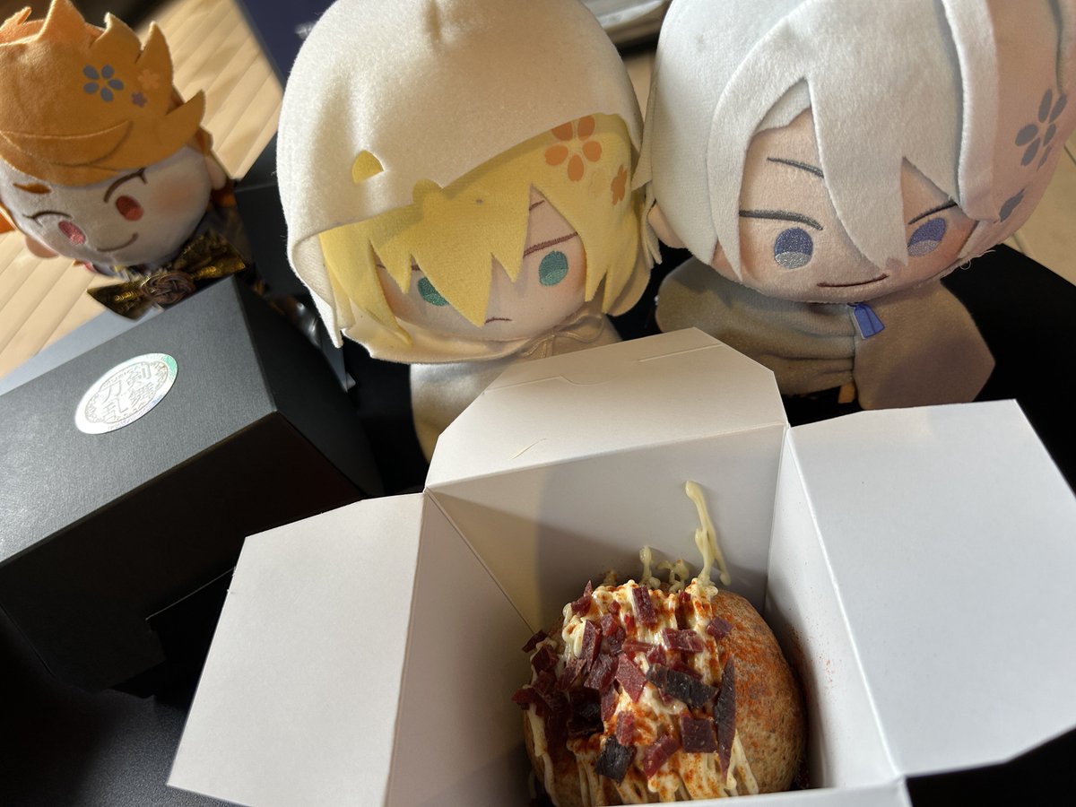 manamuthuki's tweet image. 刀ミュ博覧会いってきたよー！
画像は本日もぐもぐしたもの😋
特典やランダムグッズが友人の引きにより伯仲手元にきたの大変ありがたい😭
とても！感謝してるっ！！！！！
ありがとー！！！🥰🥰