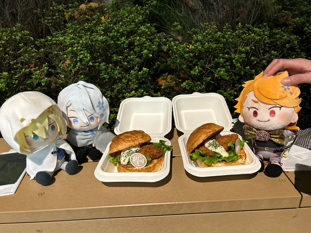 manamuthuki's tweet image. 刀ミュ博覧会いってきたよー！
画像は本日もぐもぐしたもの😋
特典やランダムグッズが友人の引きにより伯仲手元にきたの大変ありがたい😭
とても！感謝してるっ！！！！！
ありがとー！！！🥰🥰