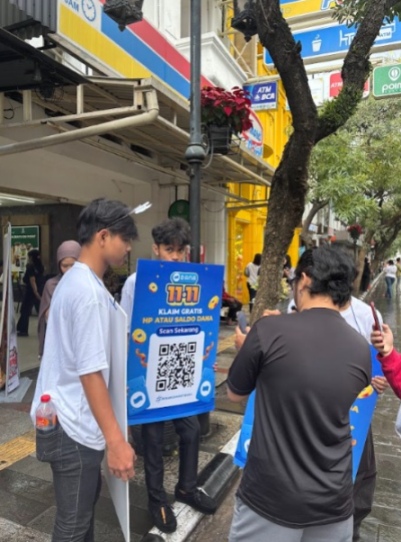 torasuddr's tweet photo. gue td di Bandung braga, ada org lewat pake baju barcode, gue pikir prank, eh pas di-scan beneran dapet 😭 https://t.co/uRPKtVcnVP